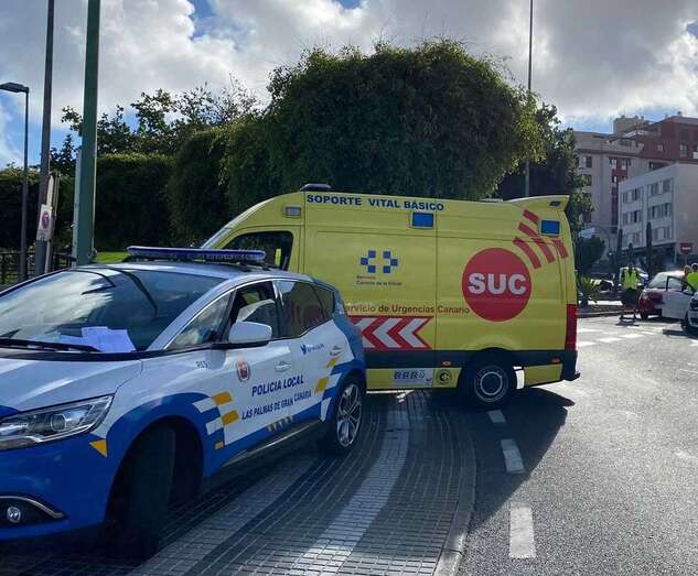 Imagen de archivo de un vehículo policial y de una ambulancia del SUC en la capital grancanaria/TA.